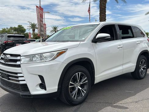 Used 2018 Toyota Highlander LE image 3