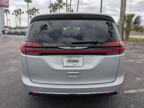 Used 2024 Chrysler Pacifica Touring-L image 5