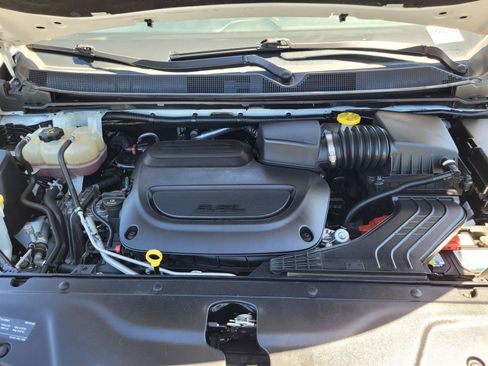 Used 2023 Chrysler Pacifica Limited FWD image 36