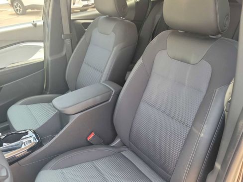 Used 2025 Chevrolet Trax LT FWD image 15