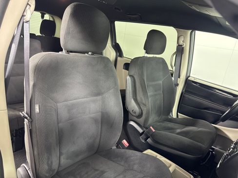 Used 2016 Dodge Grand Caravan SE image 25