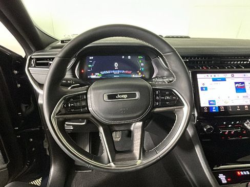Used 2023 Jeep Grand Cherokee Overland w/ Luxury Tech Group IV AWD/4WD image 18