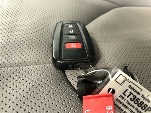 Used 2021 Toyota Highlander Platinum image 31