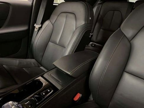 Used 2025 Volvo XC40 B5 Plus image 8