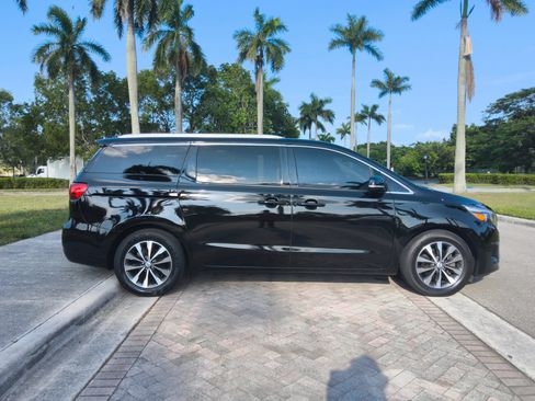 Used 2018 Kia Sedona SX FWD image 19