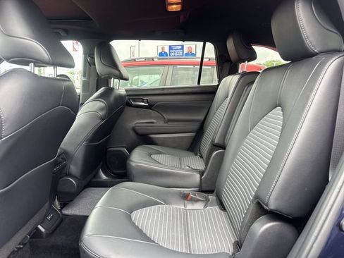 Used 2025 Toyota Highlander XSE AWD/4WD image 11