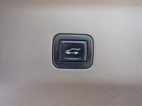 Used 2023 GMC Yukon XL Denali AWD/4WD image 9