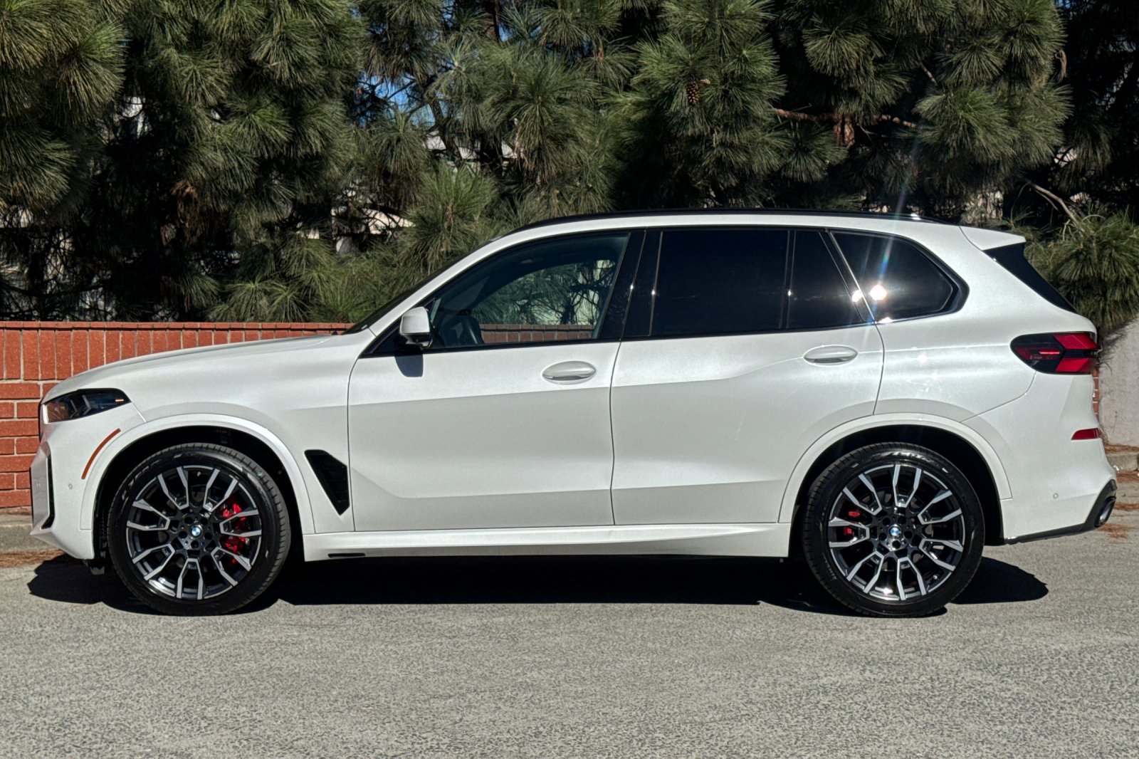 Used 2024 BMW X5 xDrive40i w/ M Sport Package AWD/4WD image 7