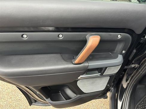 Used 2023 Land Rover Defender 130 X-Dynamic SE image 17
