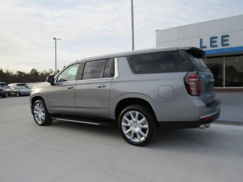 Used 2023 Chevrolet Suburban High Country image 3