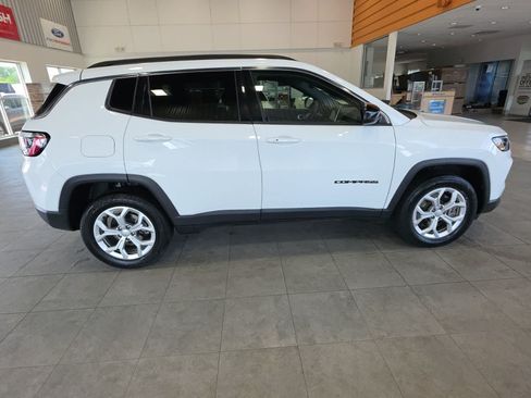 Used 2024 Jeep Compass Latitude AWD/4WD image 6