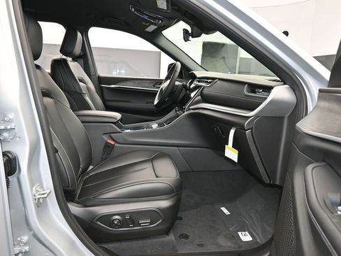 Used 2025 Jeep Grand Cherokee L Limited image 43