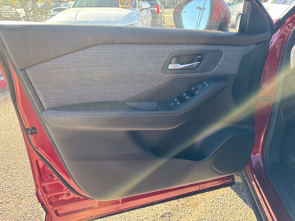 Used 2023 Nissan Rogue SV FWD image 9