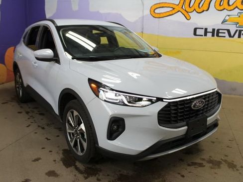 Used 2025 Ford Escape Platinum AWD/4WD image 2