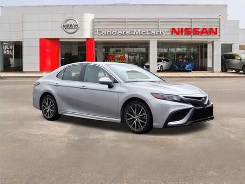 Used 2021 Toyota Camry SE image 1