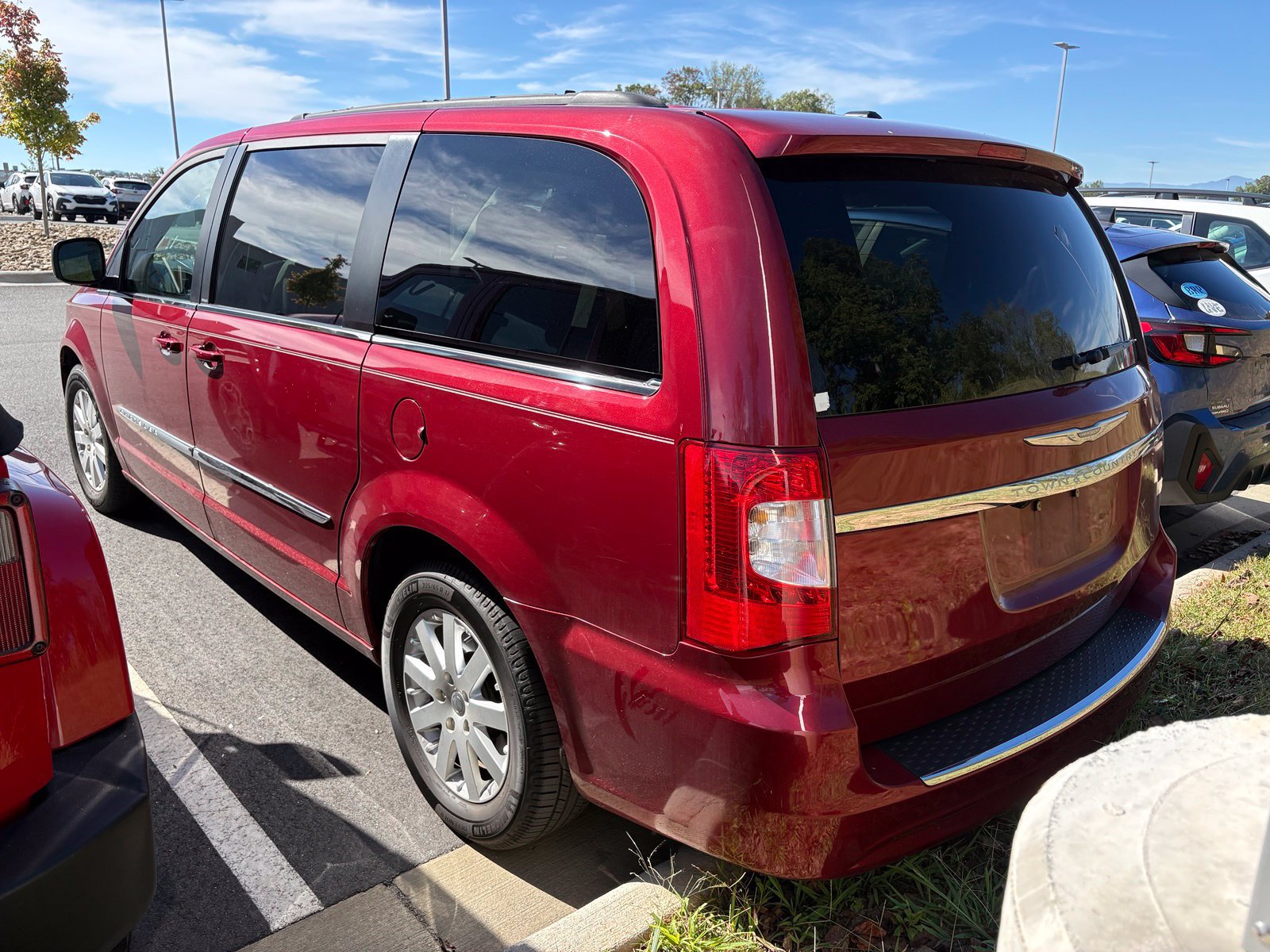 Used 2012 Chrysler Town & Country Touring w/ Entertainment Group #1 FWD image 4