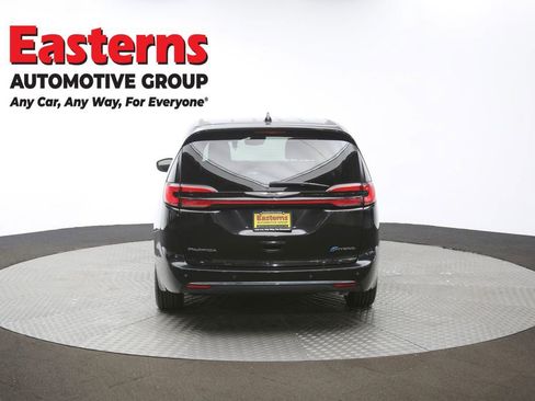 Used 2023 Chrysler Pacifica Touring-L image 34