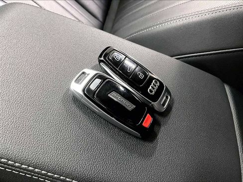 Used 2022 Audi e-tron Premium Plus image 39