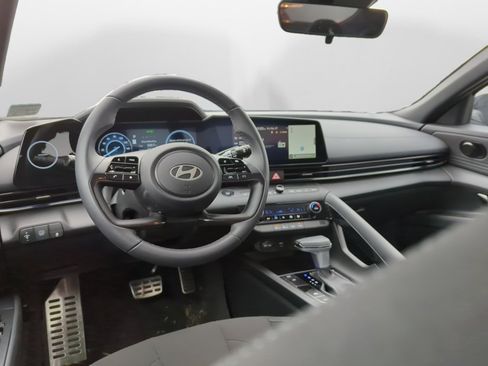 Certified 2025 Hyundai Elantra SEL image 11