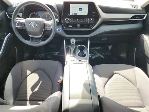 Used 2024 Toyota Highlander LE image 11