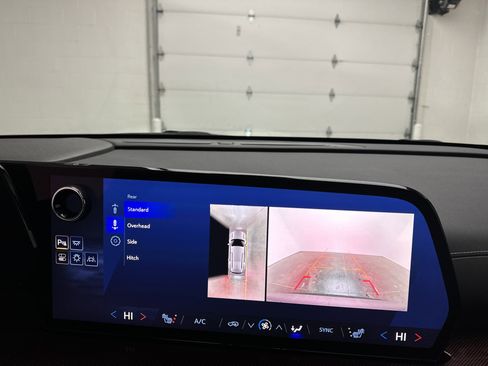 Used 2024 Chevrolet Traverse Z71 image 35