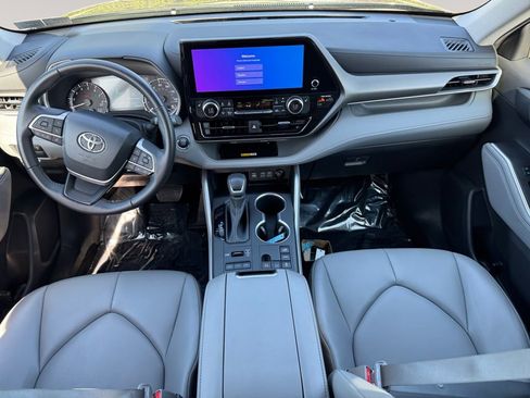 Used 2023 Toyota Highlander XLE AWD/4WD image 10