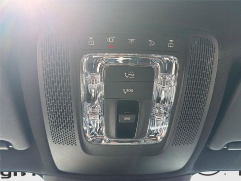 Used 2023 Mercedes-Benz GLB 250 4MATIC w/ Premium Package image 19