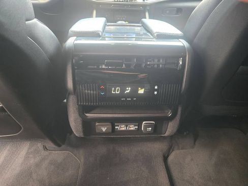 Used 2024 Jeep Wagoneer 4WD w/ Premium Group I image 11