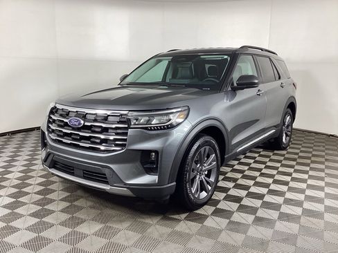 Used 2025 Ford Explorer Active w/ Active Comfort Package image 5
