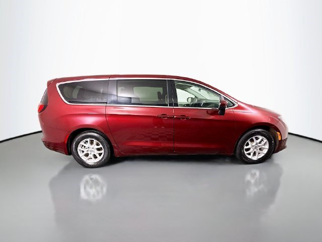 Used 2022 Chrysler Voyager LX FWD image 11