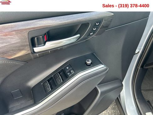 Used 2021 Toyota Highlander Limited AWD/4WD image 12