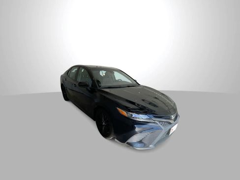 Used 2020 Toyota Camry SE FWD image 2