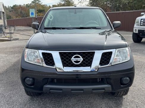 Used 2018 Nissan Frontier SV image 3