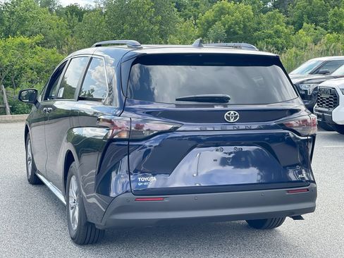 Used 2026 Toyota Sienna XLE FWD image 14