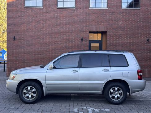 Used 2005 Toyota Highlander 4WD V6 w/ 3rd Row image 2