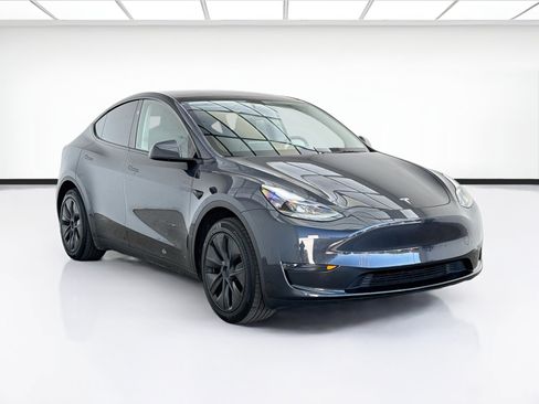 Used 2025 Tesla Model Y Long Range RWD image 3