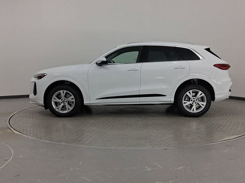 Used 2025 Audi Q5 Premium w/ Convenience Package image 2