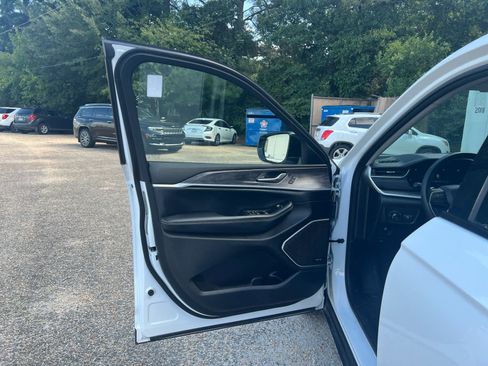 Used 2022 Jeep Grand Cherokee Limited image 16