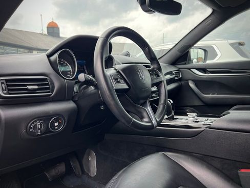 Used 2017 Maserati Levante image 35