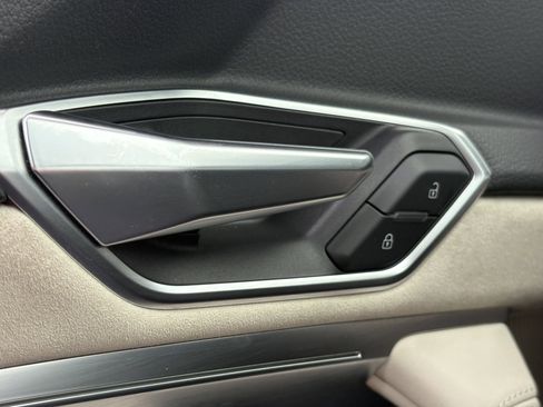 Used 2021 Audi e-tron Prestige w/ Prestige Package image 28