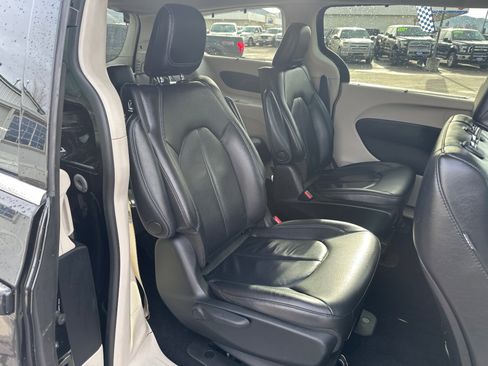 Used 2021 Chrysler Pacifica Touring-L image 13