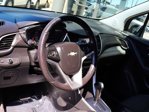Used 2022 Chevrolet Trax LT w/ LT Convenience Package AWD/4WD image 37