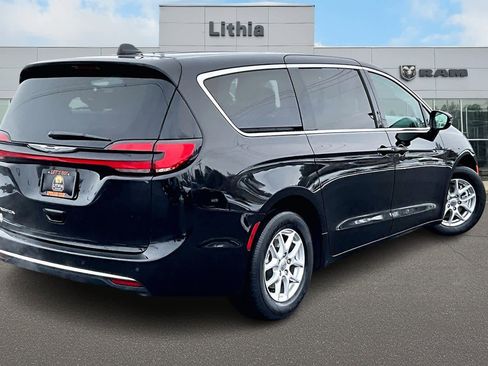 Used 2024 Chrysler Pacifica Touring-L image 23