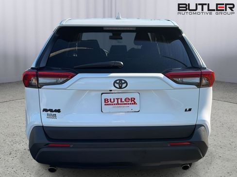 Used 2022 Toyota RAV4 LE FWD image 5