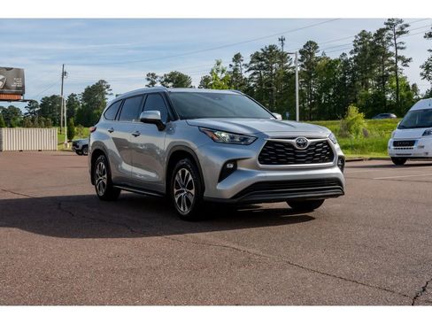 Used 2020 Toyota Highlander XLE image 3
