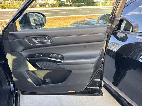 Used 2022 Nissan Pathfinder SV image 13