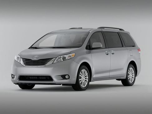 Used 2013 Toyota Sienna XLE image 1