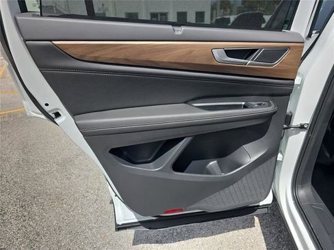 New 2026 Volkswagen Atlas SE image 11