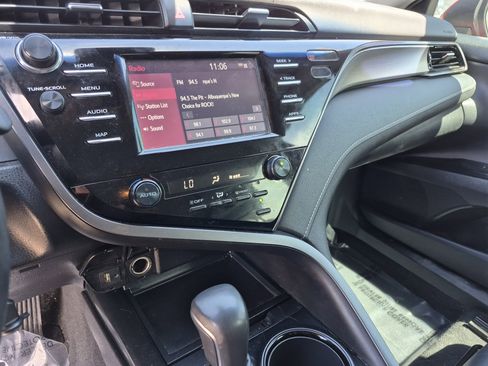 Used 2019 Toyota Camry SE FWD image 11