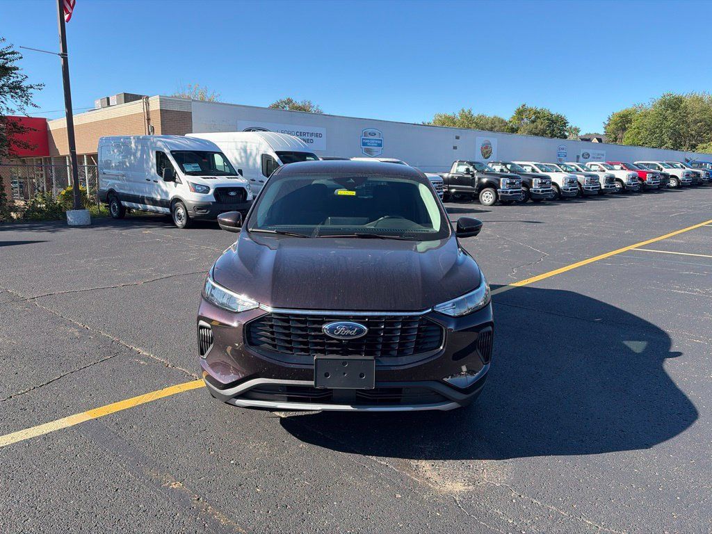Used 2023 Ford Escape Active w/ Tech Pack #2 AWD/4WD image 2